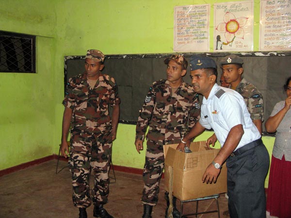 SLAF Hingurakgoda Help People Affected by Floods