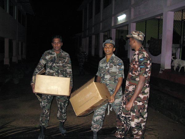 SLAF Hingurakgoda Help People Affected by Floods