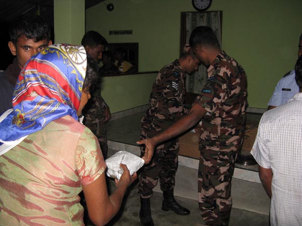 SLAF Hingurakgoda Help People Affected by Floods