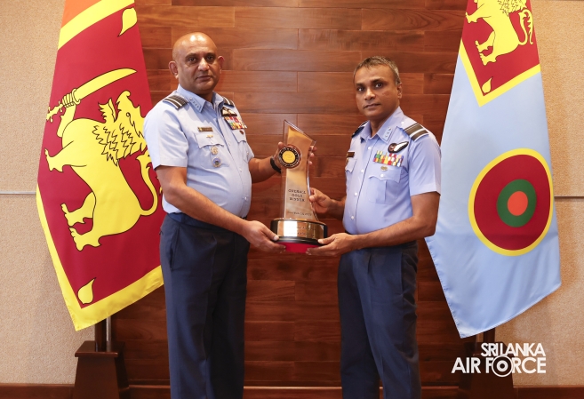 BESTWEB.LK 2025 AWARD-WINNING TEAM OF SLAF CALLS ON THE
COMMANDER
