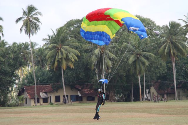 பிரமாண்டமான பரிசூட் பயிற்ச்சி நிறைவு விழா