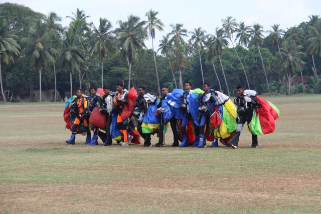 பிரமாண்டமான பரிசூட் பயிற்ச்சி நிறைவு விழா