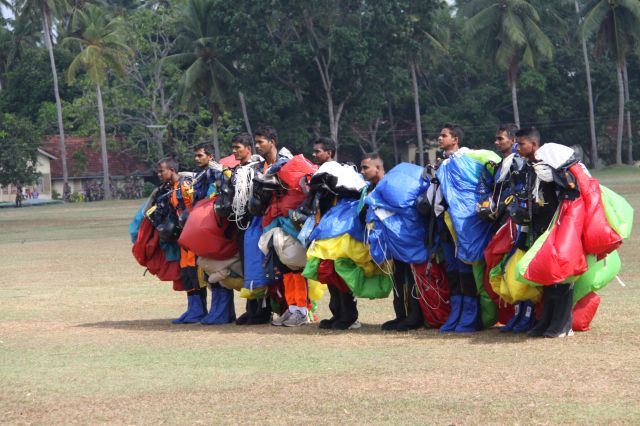 பிரமாண்டமான பரிசூட் பயிற்ச்சி நிறைவு விழா