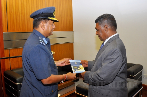 Commander Presents A Booklet