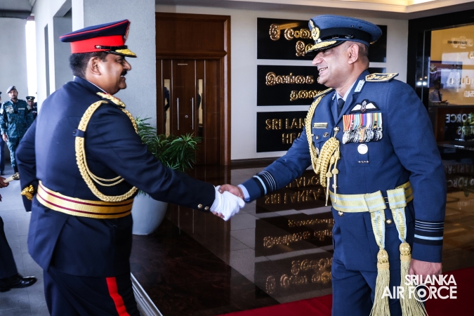 COMMANDER OF THE SRI LANKA ARMY PAYS FAREWELL CALL ON THE COMMANDER OF THE AIR FORCE