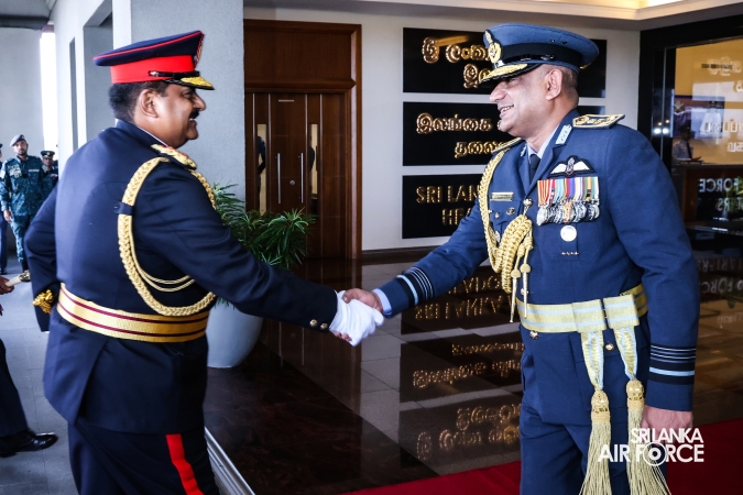 COMMANDER OF
THE SRI LANKA ARMY PAYS FAREWELL CALL ON THE COMMANDER OF THE AIR
FORCE