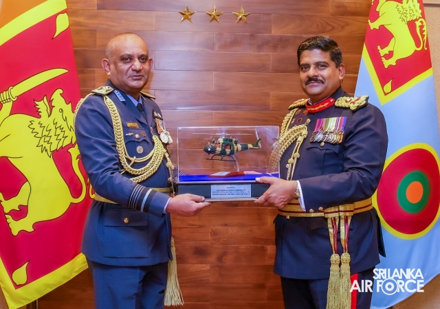 COMMANDER OF THE SRI LANKA ARMY PAYS FAREWELL CALL ON THE COMMANDER OF THE AIR FORCE