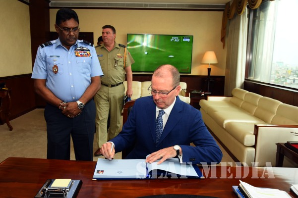 The High Commissioner of Canada Calls on Commander