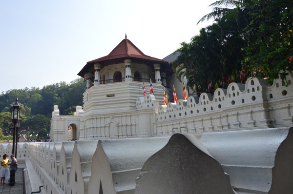 Gen Xu Qi Liang visits sacred Sri Dalada Maligawa and SLAF Base Katunayeka