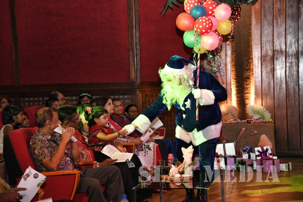 Air Force Christmas Carols with a Tropical Theme