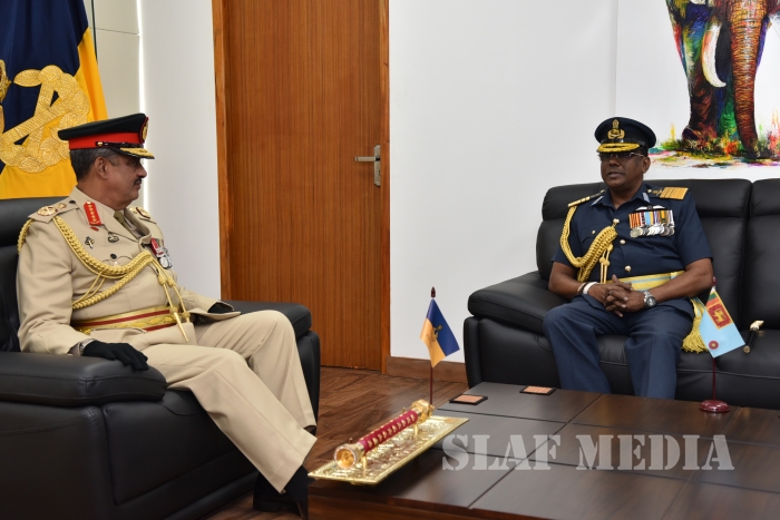 SLAF Commander Calls on Field Marshal Sarath Fonseka
