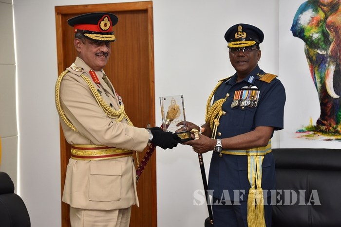 SLAF Commander Calls on Field Marshal Sarath Fonseka