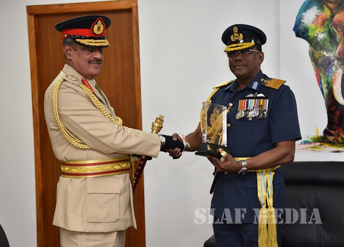 SLAF Commander Calls on Field Marshal Sarath Fonseka