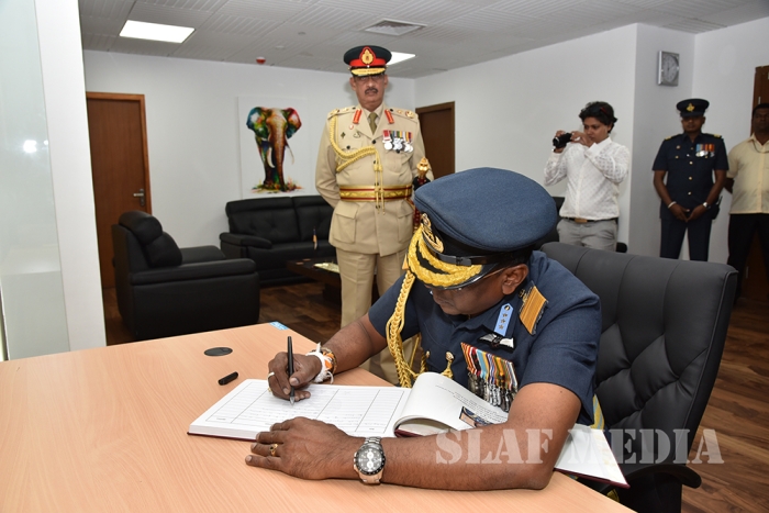 SLAF Commander Calls on Field Marshal Sarath Fonseka