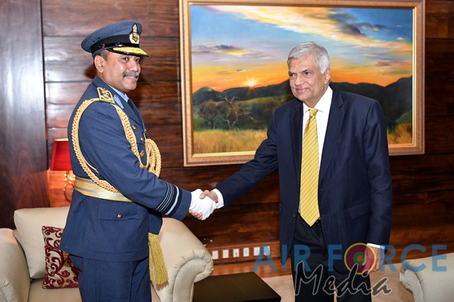 SLAF Commander calls on the Prime Minister