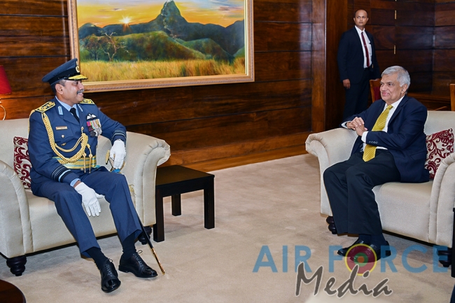 SLAF Commander calls on the Prime Minister