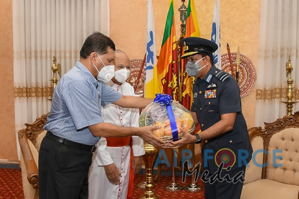 Commander calls on His Eminence Malcolm Cardinal Ranjith
