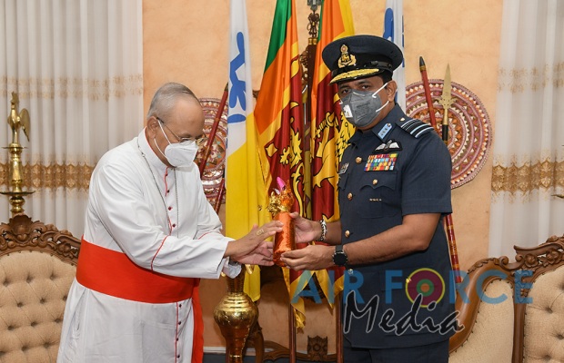 Commander calls on His Eminence Malcolm Cardinal Ranjith