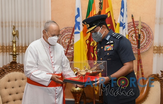 Commander calls on His Eminence Malcolm Cardinal Ranjith