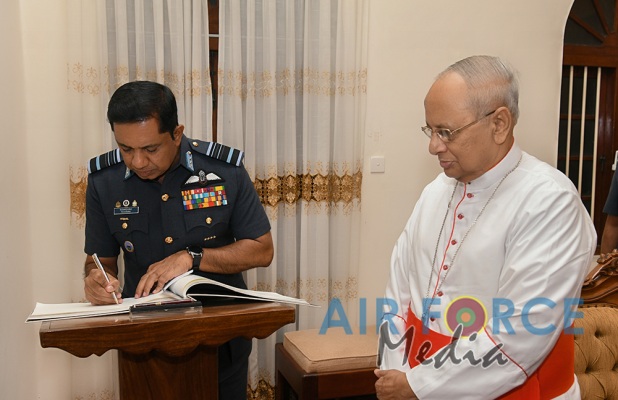 Commander calls on His Eminence Malcolm Cardinal Ranjith