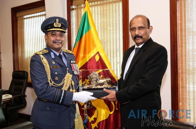 Commander makes a farewell call on the Secretary of Defence
