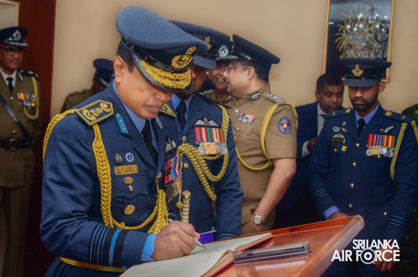 SLAF COMMANDER CALLS ON THE INSPECTOR GENERAL OF POLICE