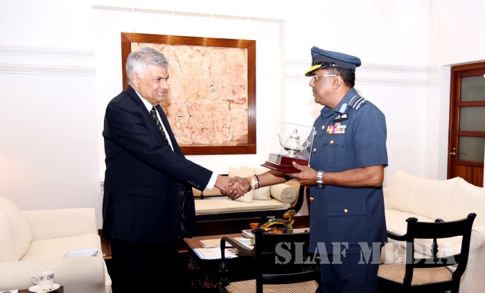 SLAF Commander calls on the Prime Minister