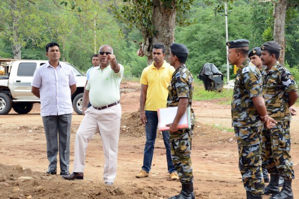 Commander Inspects the SLAF Digana Runway Constructions