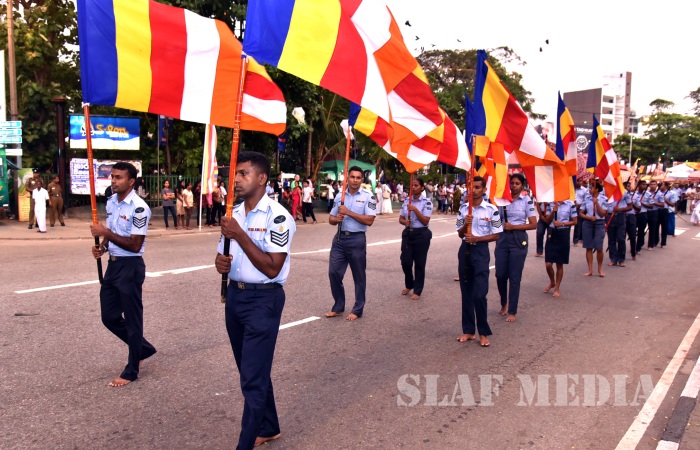 Commander of SLAF Illuminates the Gangaramaya Vesak Kalapaya