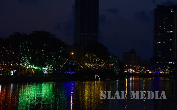 Commander of SLAF Illuminates the Gangaramaya Vesak Kalapaya