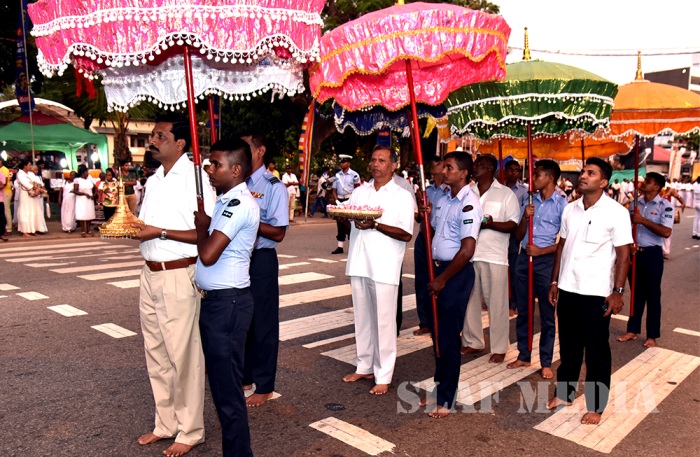Commander of SLAF Illuminates the Gangaramaya Vesak Kalapaya