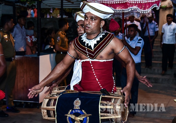 Commander of SLAF Illuminates the Gangaramaya Vesak Kalapaya