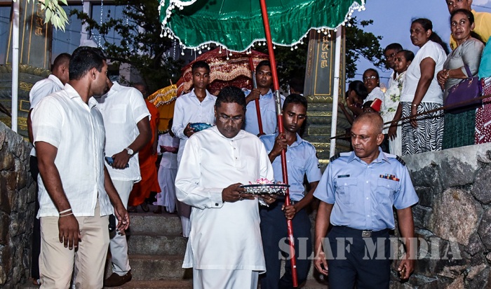 Commander of SLAF Illuminates the Gangaramaya Vesak Kalapaya