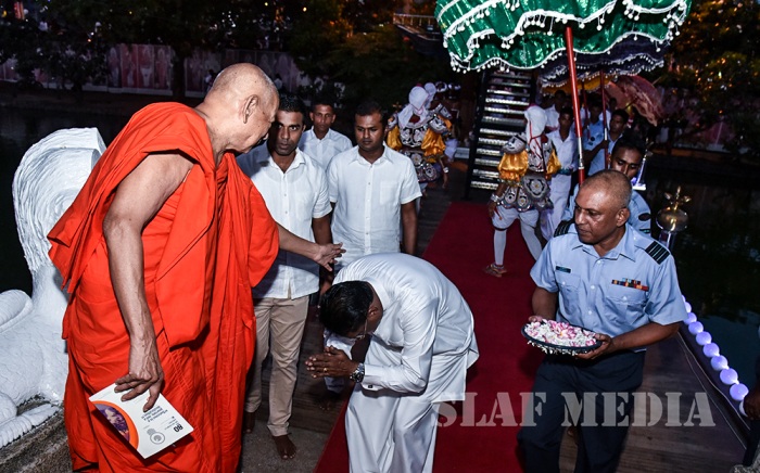 Commander of SLAF Illuminates the Gangaramaya Vesak Kalapaya