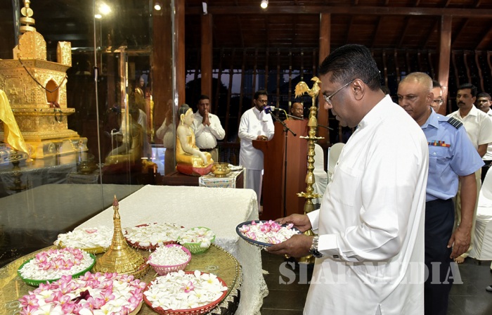 Commander of SLAF Illuminates the Gangaramaya Vesak Kalapaya