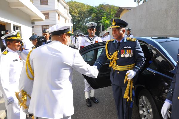 Air Force
Commander visits Navy Commander