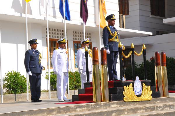 Air Force
Commander visits Navy Commander
