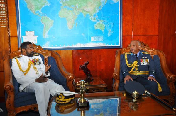 Air Force
Commander visits Navy Commander