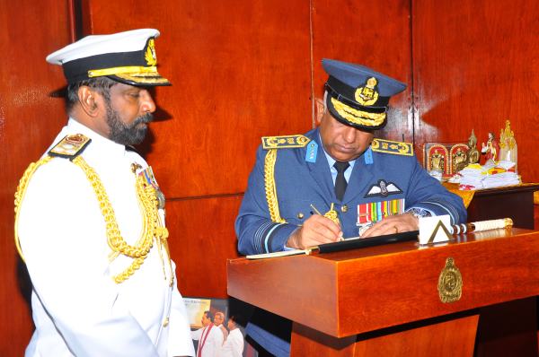 Air Force
Commander visits Navy Commander