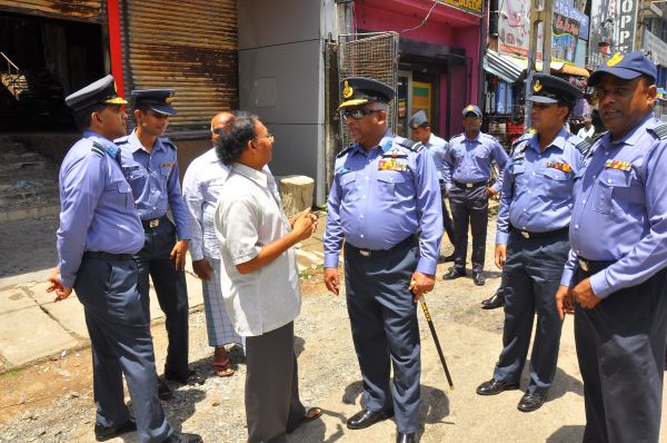 Commander Visits Aluthgama
