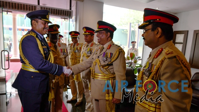 Air Force Commander Calls on the Commander of the Army
