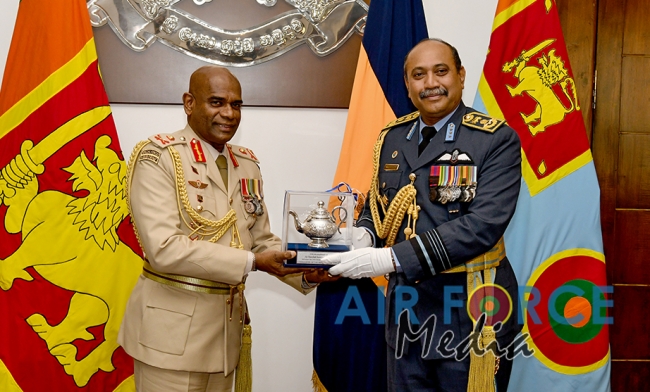 Air Force Commander Calls on the Commander of the Army