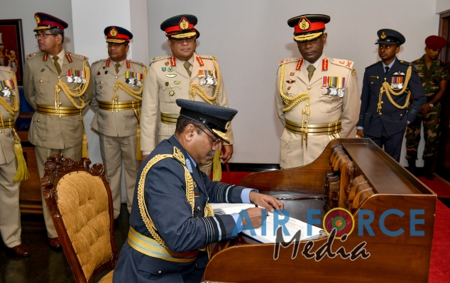 Air Force Commander Calls on the Commander of the Army