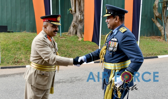 Air Force Commander Calls on the Commander of the Army