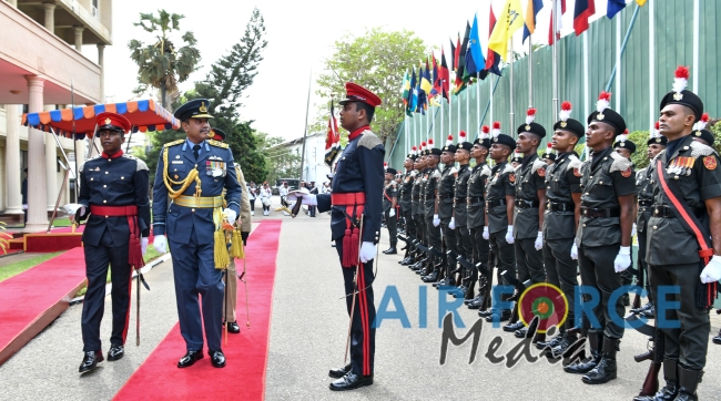 Air Force Commander Calls on the Commander of the Army