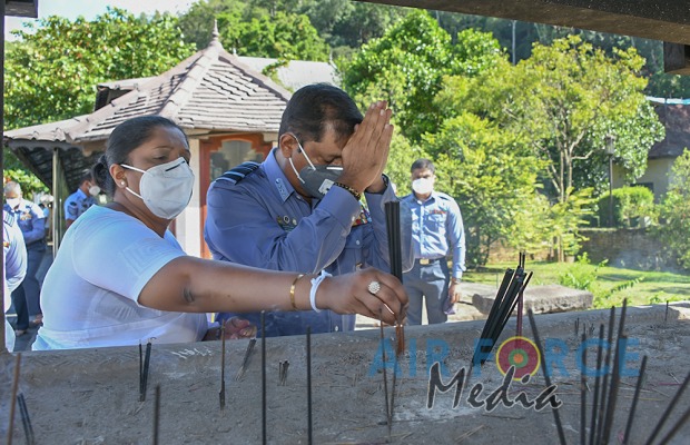 Commander Visits Temple of the Sacred Tooth in Kandy