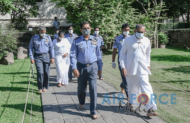 Commander Visits Temple of the Sacred Tooth in Kandy