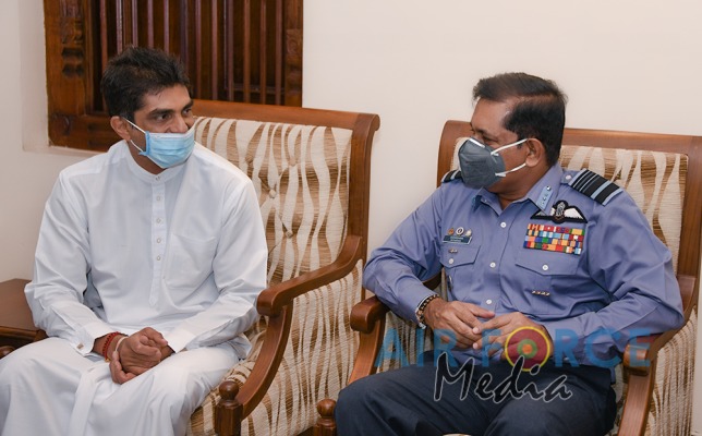 Commander Visits Temple of the Sacred Tooth in Kandy