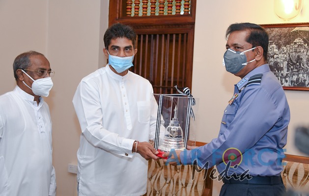 Commander Visits Temple of the Sacred Tooth in Kandy