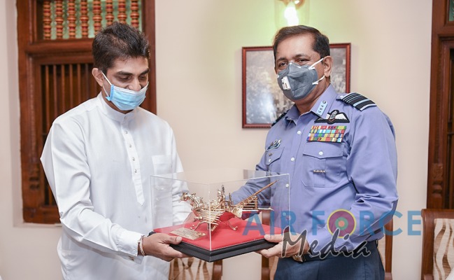 Commander Visits Temple of the Sacred Tooth in Kandy